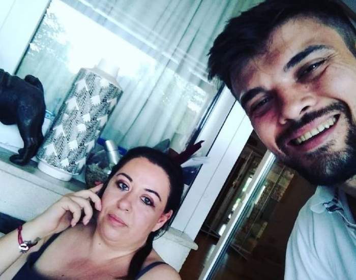 Oana Roman și Marius Elisei pe vremea când erau împreună. Ea portă un maiou negru, iar el un tricou alb.