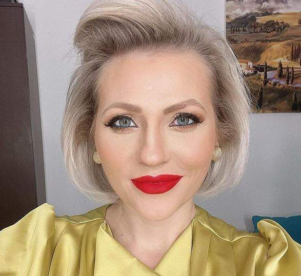 Mirela Vaida într-un selfie. Vedeta poartă o bluză galbenă și e dată cu ruj roșu pe buze.