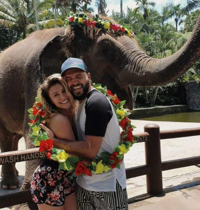 Lora și Ionuț Ghenu, în vacanță, alături de un elefant.