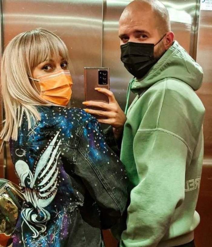 Lora și Ionuț Ghenu în lift, cu masca de protecție la gură.
