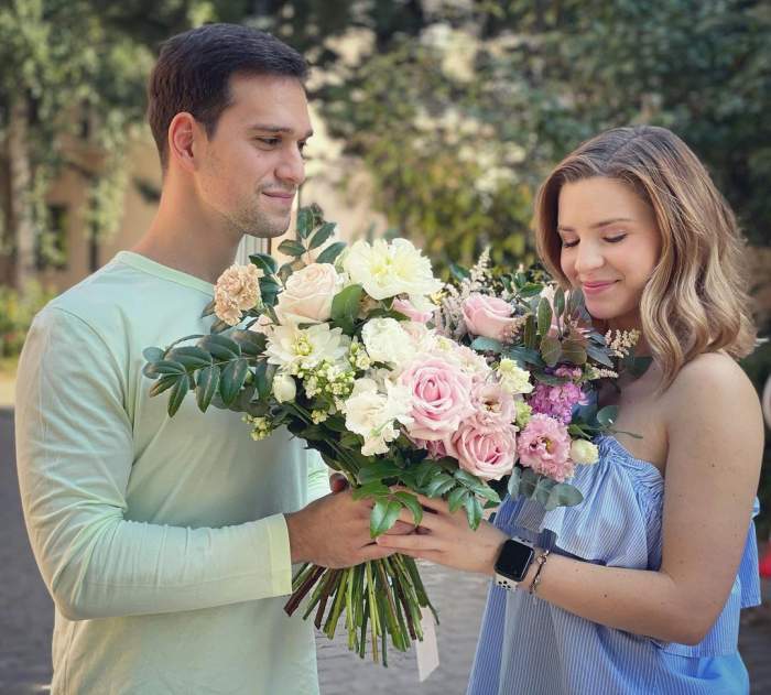 Vlad Gherman și Cristina Ciobănașu, în perioada în care forma un cuplu, cu flori în mână.