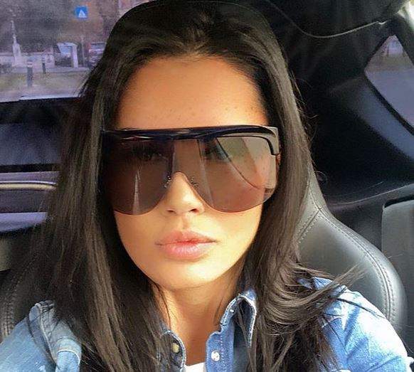 Oana Zăvoranu se află în mașină. Artista poartă ochelari de soare și geacă de blugi.