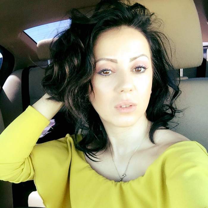 Larisa Drăgulescu și-a făcut un selfie în mașină, purtând o bluză galbenă