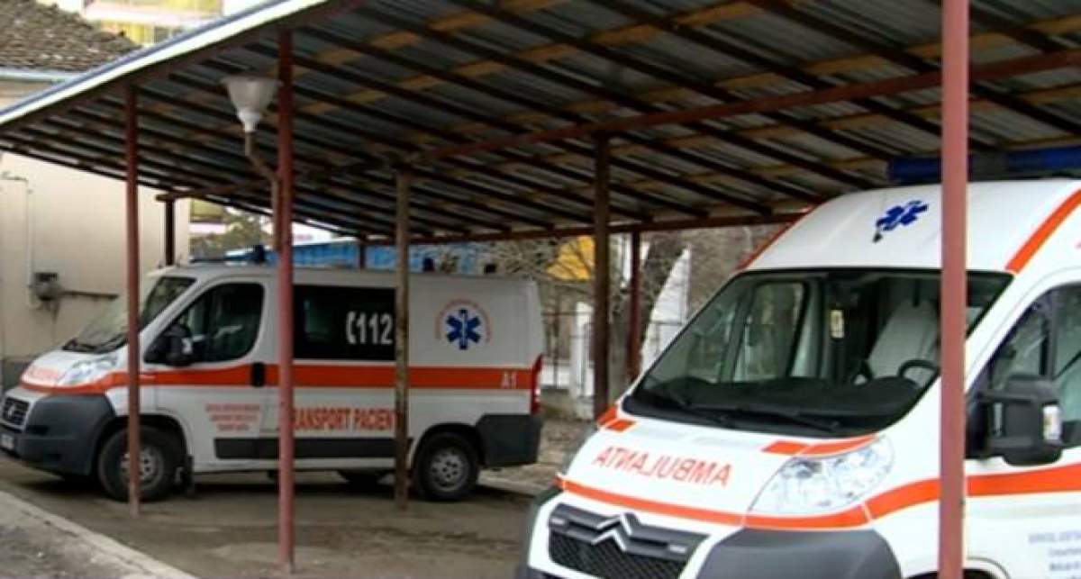 Ambulanța în care se afla femeia s-a răsturnat
