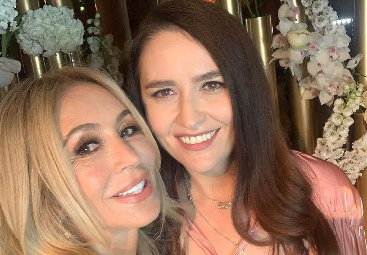 Amalia Năstase și Anastasia Soare într-un selfie. Fosta soție a lui Ilie Năstase poartă o rochie roz.