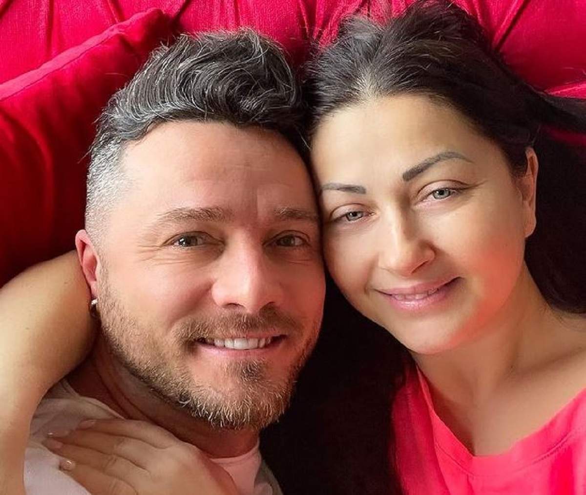 Gabriela Cristea și Tavi Clonda își fac un selfie. Ea portă un tricou roșu, iar el unul alb.