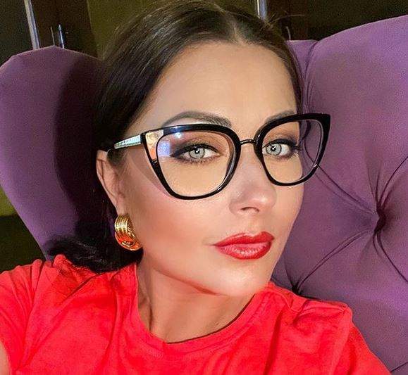 Gabriela Cristea își face un selfie. Vedeta poartă ochelari de vedere și o bluză roșie.