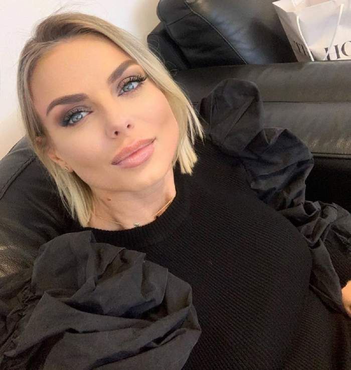 Jojo și-a făcut un selfie pe canapea, îmbrăcată în negru