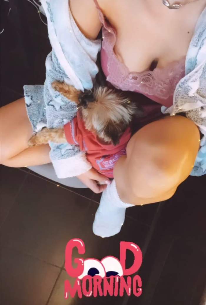 Giulia Anghelescu, cu câinele în brațe, în pijama sexy și decoltată