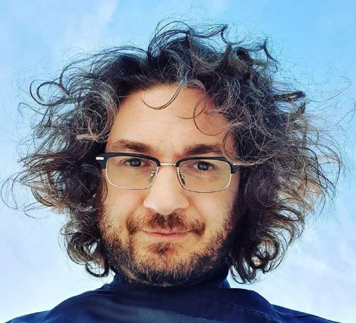 Florin Dumitrescu și-a făcut un selfie de jos, cu părul în vânt