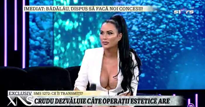 Daniela Crudu, cu cel mai adânc decolteu la Xtra Night Show. Și-a arătat în direct noile implanturi de 1 litru: „Stai că îmi sare siliconul” / VIDEO