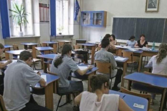 O sala de clasă plină cu elevi și o învățătoare