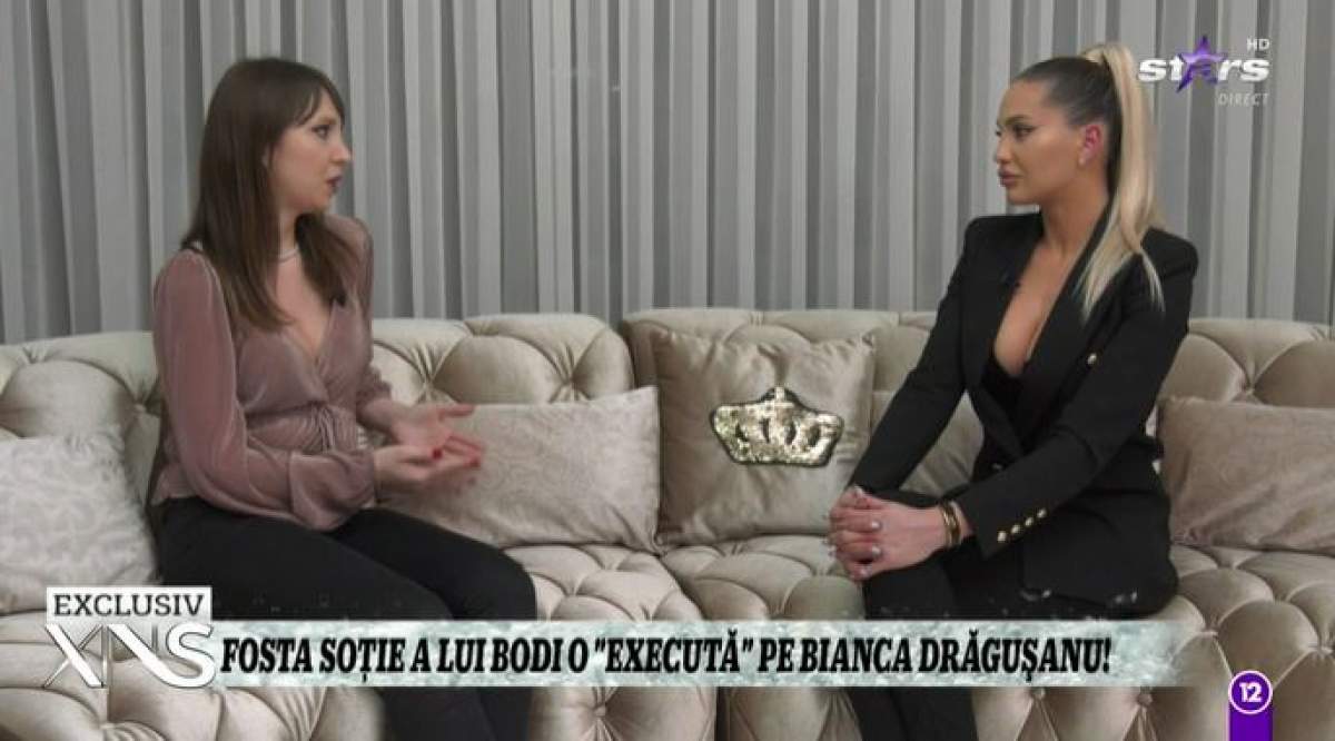 Iulia pe canapea, în timpul unui interviu.