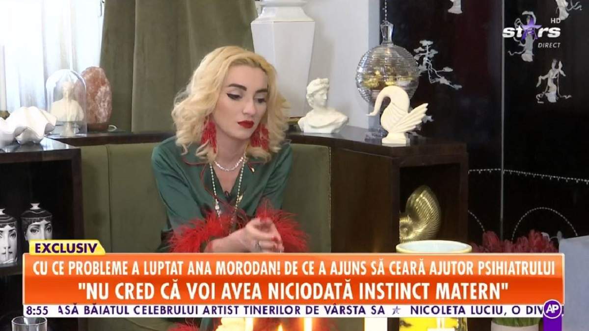 Ana Morodan oferă un interviu pentru Antena Stars. Vedeta poartă o bluză verde cu mâneci roșii și privește în jos.