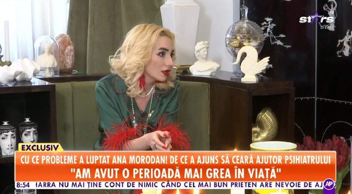 Ana Morodan oferă un interviu pentru Antena Stars. Vedeta poartă o bluză verde cu mâneci roșii și privește în jos.