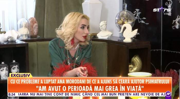 Ana Morodan oferă un interviu pentru Antena Stars. Vedeta poartă o bluză verde cu mâneci roșii și privește în jos.