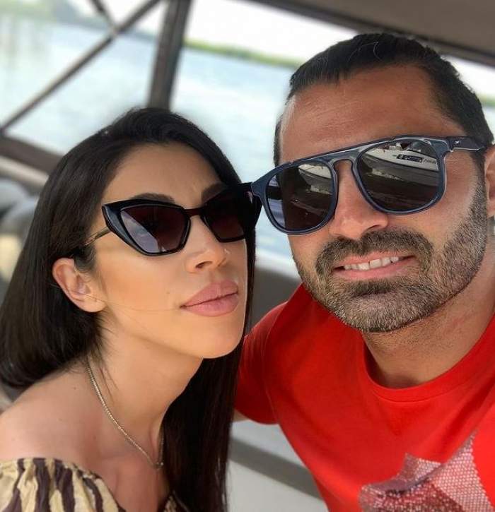 Pepe și Raluca Pastramă își fac un selfie pe barcă. Amândoi poartă ochelari de soare. El poartă un tricou roșu, iar ea o bluză cu maro și crem.