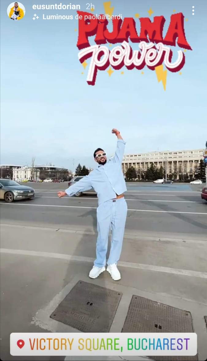 Dorian Popa în pijama albastră pe stradă