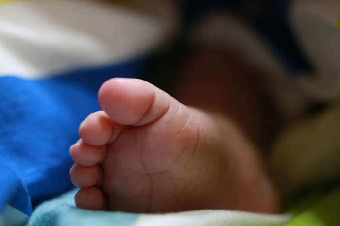 Caz tulburător la Botoșani! Un bebeluș de doar șase luni a murit, după ce a fost legănat de părinți. A fost deschis un dosar penal