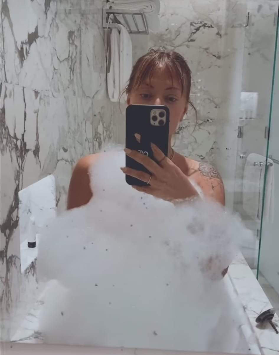 Delia plină de spumă s-a fotografiat în oglindă