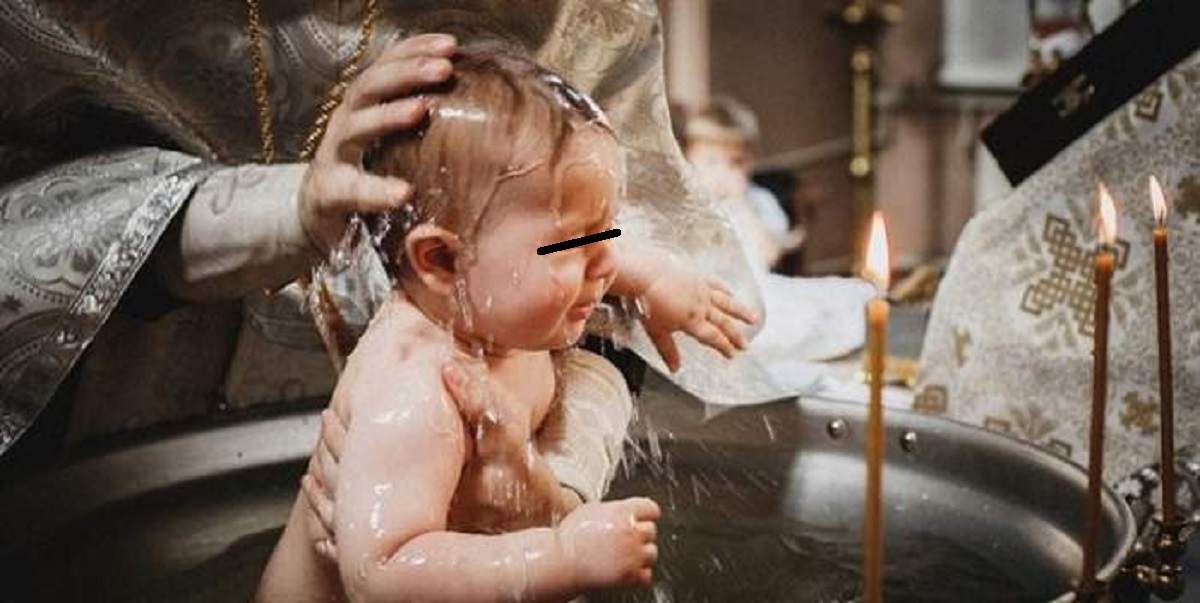 O fotografie simbol cu un bebeluș care e botezat în cristelniță.