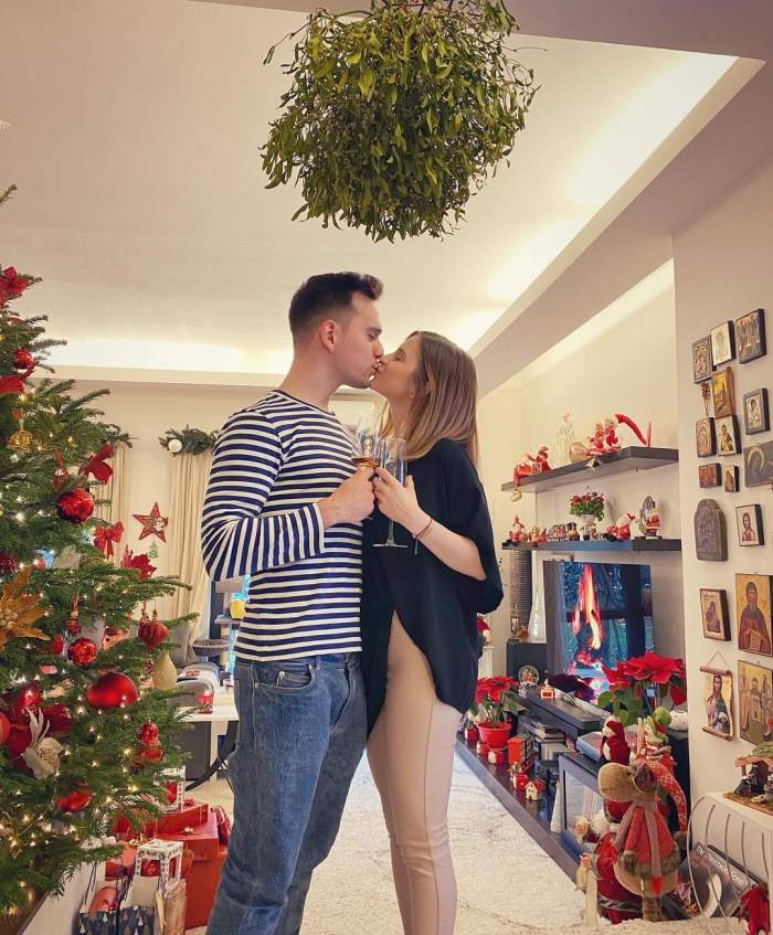 Cristina Ciobănașu și Vlad Gherman în perioada în care formau un cuplu, lângă bradul de Crăciun.