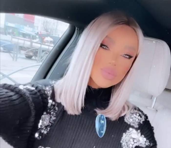 Bianca Drăgușanu, selfie în mașină, în ținută neagră, cu părul scurt