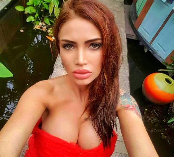 Maria Ilioiu, selfie, în ținută roșie, foarte decoltată