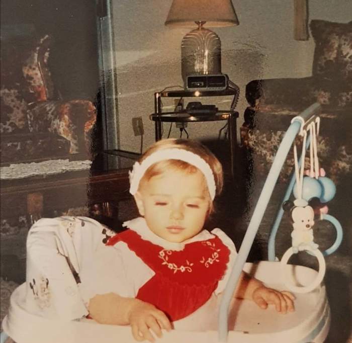 Maria Ilioiu, în scaun de bebeluș, la vremea când avea doar un an