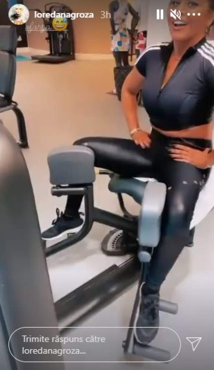 Loredana Groza în timp ce face exerciții la aparate.