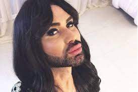 Conchita de România, selfie din profil