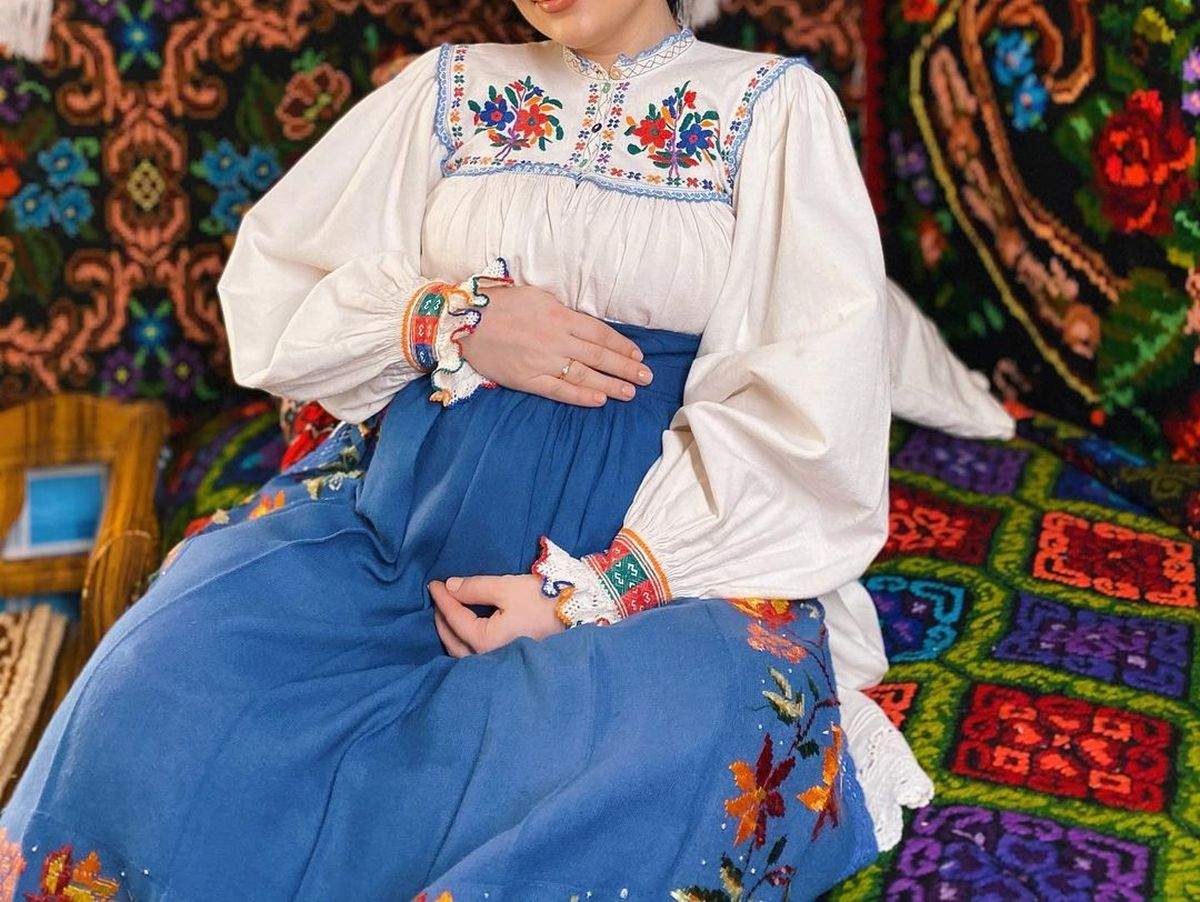 Andrada Bărsăuan in costum popular insarcinata pentru prima data