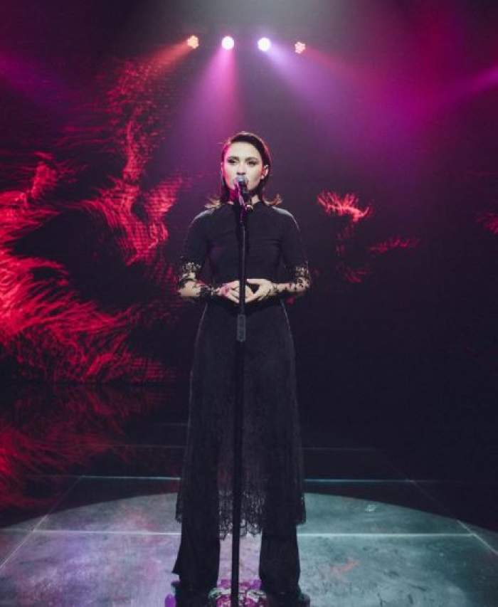 Irina Rimes îmbrăcată în negru, în timpului unui concert.