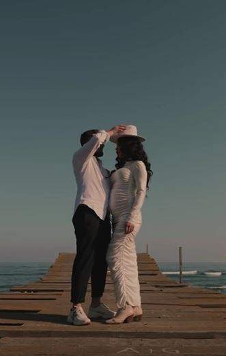 Larisa Udilă, în rochie albă și cu burta de gravidă la vedere, alături de iubitul său.