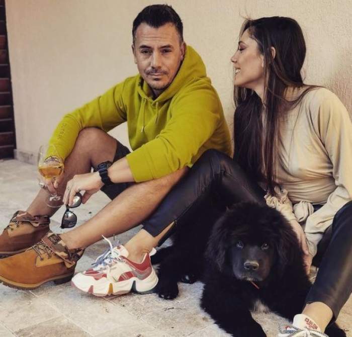 Răzvan și Irina Fodor alături de câinele lor.