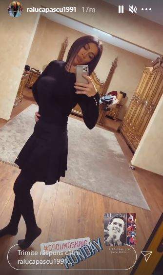 Raluca Pastramă cu bluză și fustă neagră, în fața oglinzii.