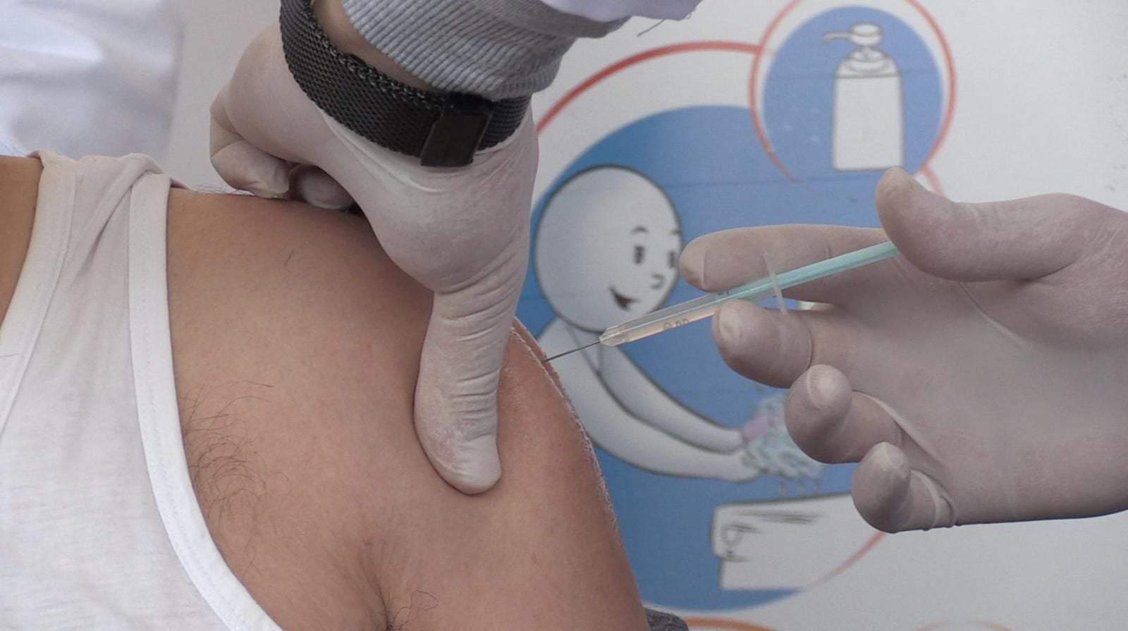 Bărbat care este vaccinat de medic