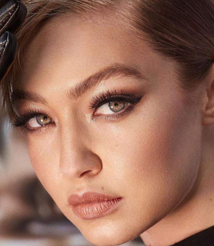 Gigi Hadid este model intr-o campanie de machiaj