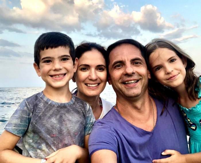 Dan Negru în vacanță, alături de soția și copiii săi.