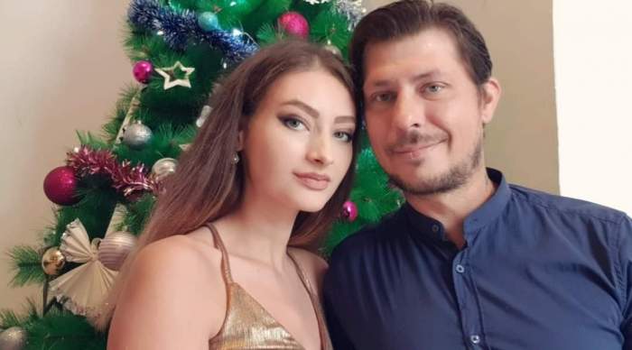 Alexandru Salaman și soția s-au fotografiat lângă bradul de Crăciun