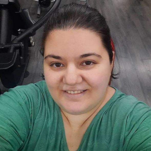 Claudia Radu își face un selfie la sala de sport. Fosta concurentă de la Chefi la cuțite poartă un tricou verde și zâmbește larg.