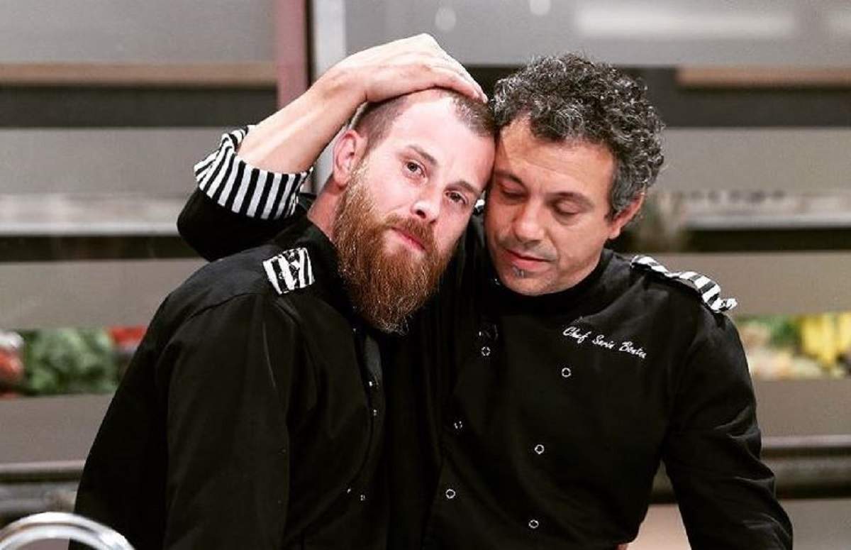 Silviu Costan și Sorin Bontea se află la Chefi la cuțite. Amândoi poartă uniformă neagră de bucătar. Chef-ul îi ține mâna pe cap fostului concurent.