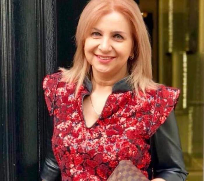 Carmen Șerban in bluza rosie fericita