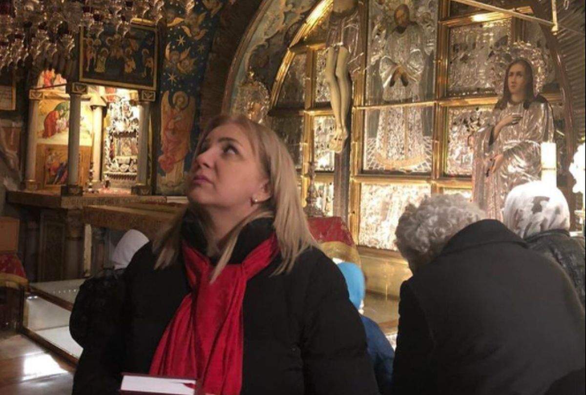 carmen serban in timp ce se roaga la biserica rugaciuni