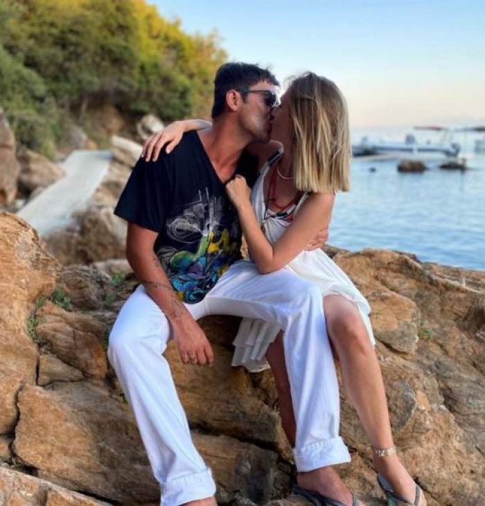 Adela Popescu și Radu Vâlcan în timp ce se sărută, în vacanță.