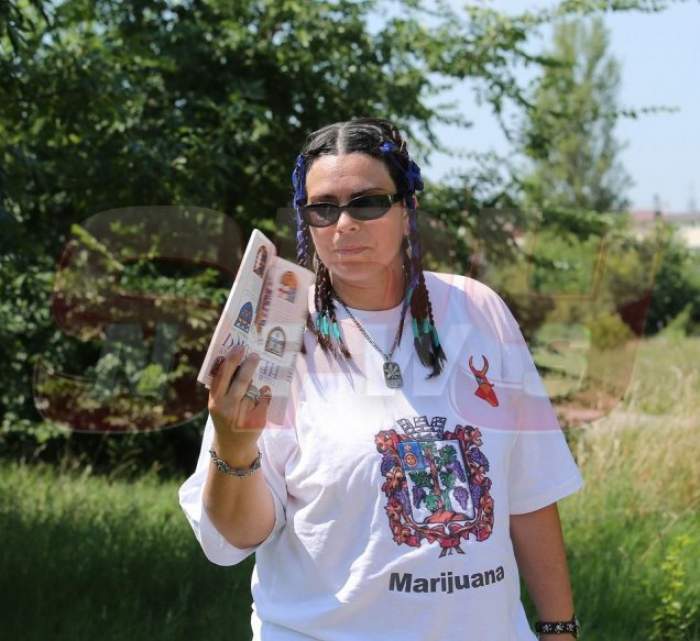 Dana Marijuana, în tricou alb, cu o revistă în mână