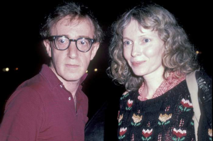 Woody Allen și Mia Farrow la un eveniment monden.