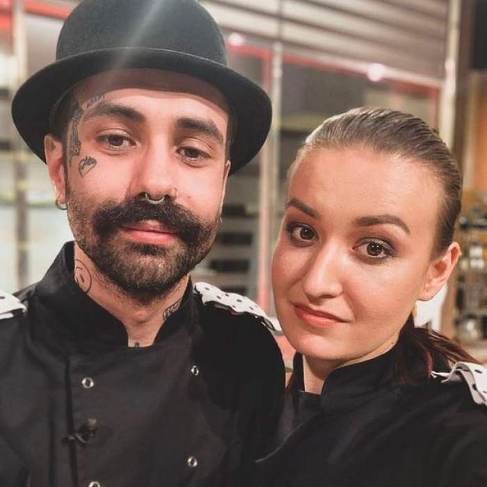Kani și Roxana Blenche se află la Chefi la cuțite. Cei doi poartă uniforme negre, de bucătar, și își fac un selfie. El are o pălărie neagră pe cap.