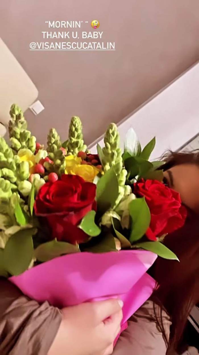 Betty le-a arătat fanilor că a primit un buchet de flori roșii și galbene din partea lui Cătălin Vișănescu. Artista îl ține în brațe.