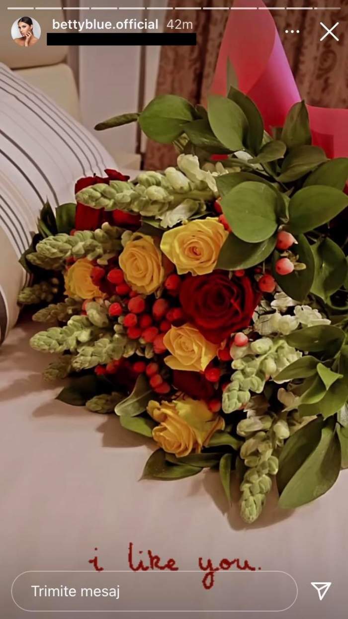 Betty le-a arătat fanilor că a primit un buchet de flori roșii și galbene din partea lui Cătălin Vișănescu. Acesta e așezat pe pat.